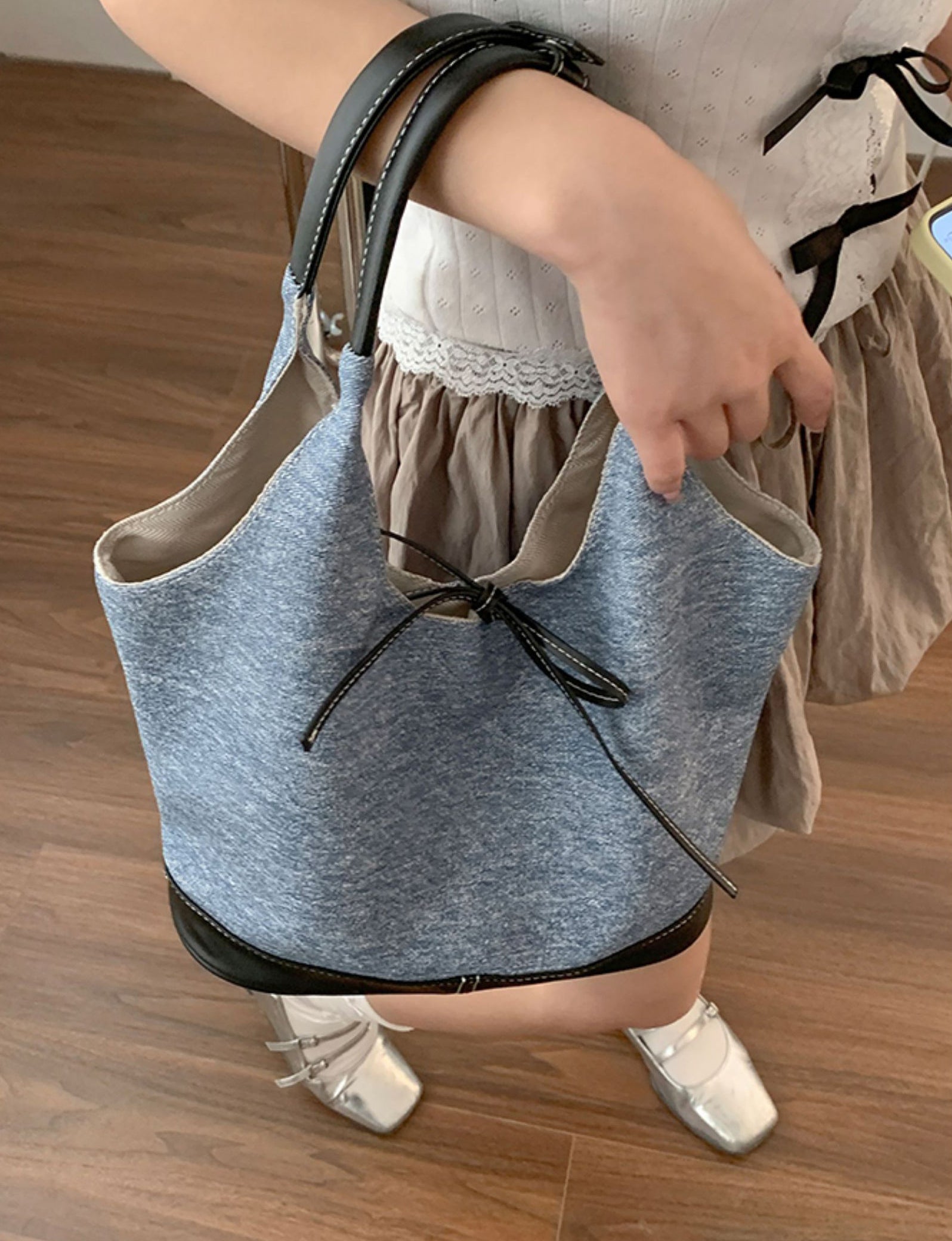 Women Solid Structured Handheld Bag