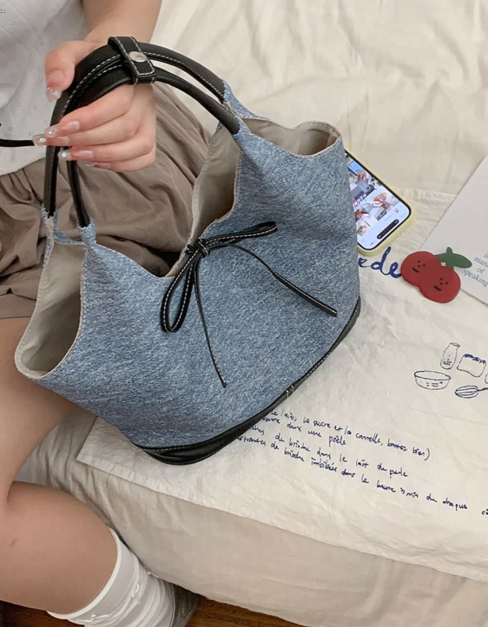 Women Solid Structured Handheld Bag