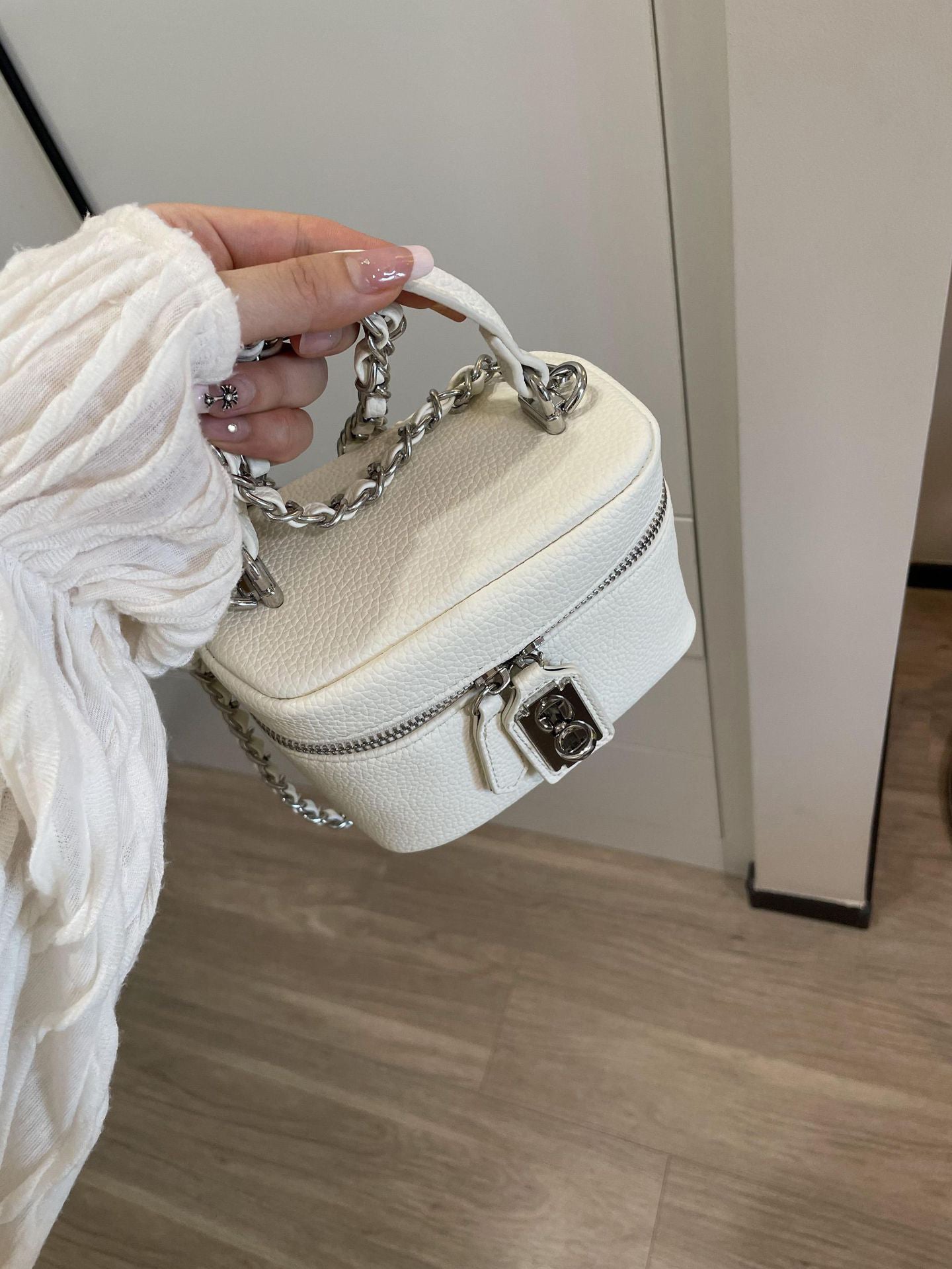 Women Textured Swagger Handheld Bag