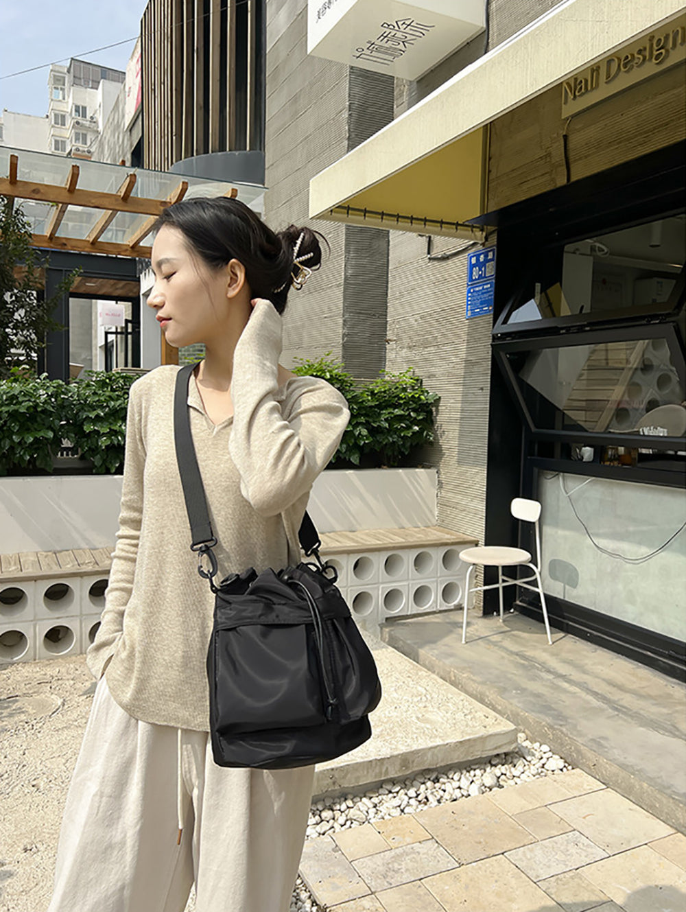 Women Solid Structured Handheld Bag