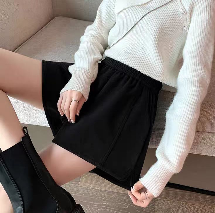 Women Solid Mid-Rise Regular Shorts
