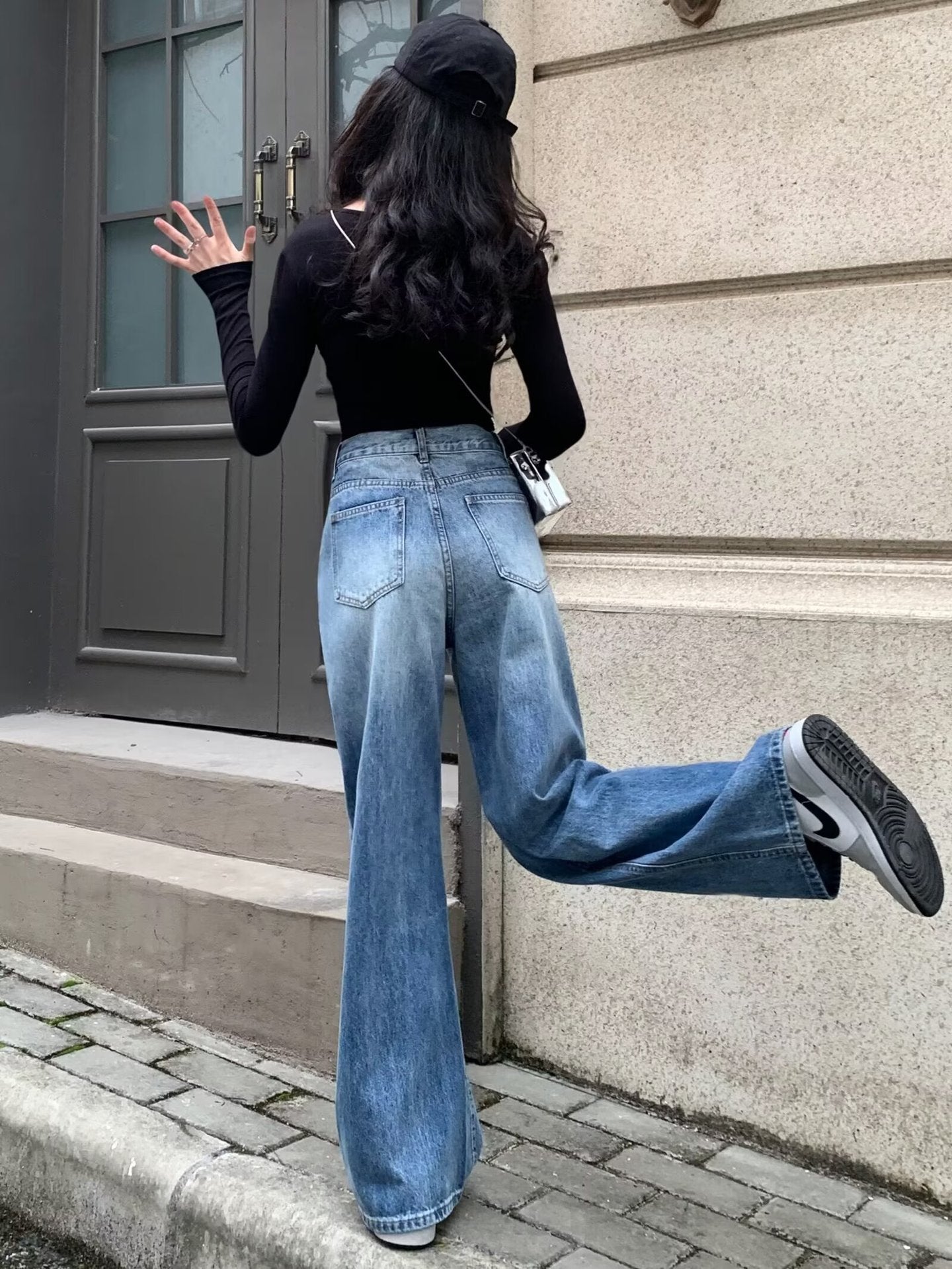 Women Straight Fit Light Fade Mid-Rise Jeans