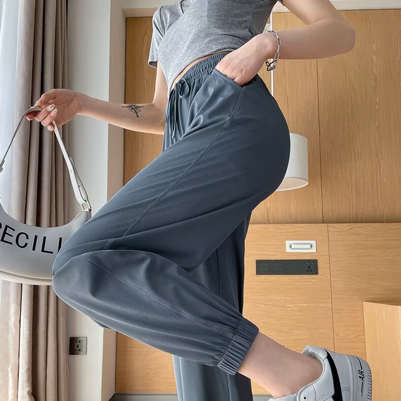 Women Solid Mid-Rise Knitted Flat-Front Joggers