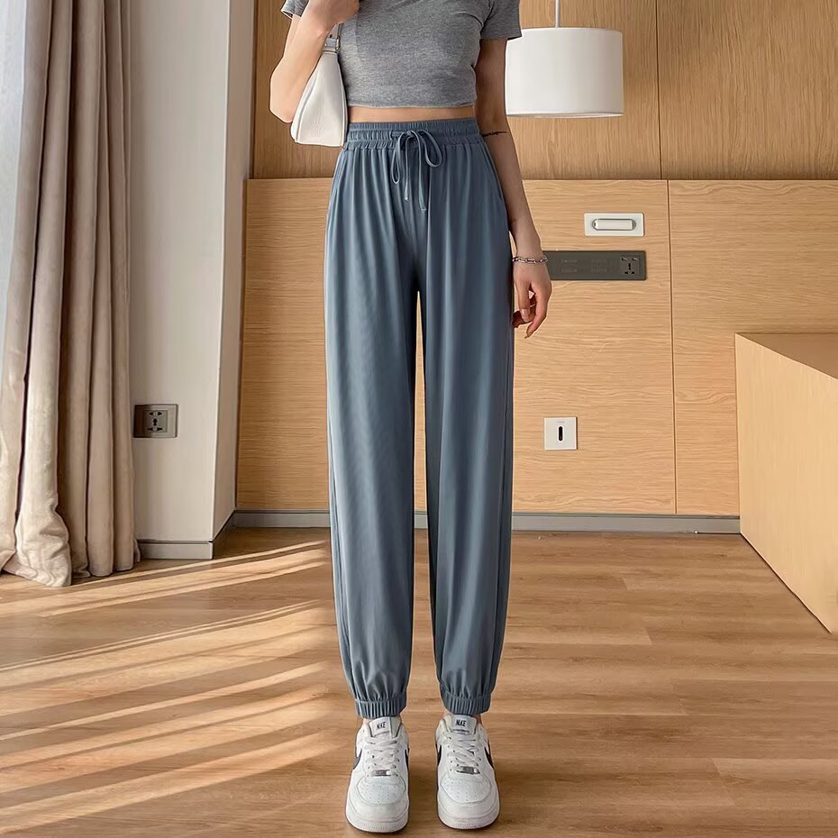 Women Solid Mid-Rise Knitted Flat-Front Joggers