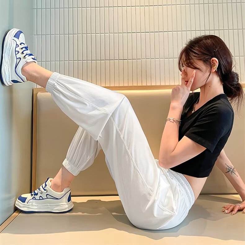 Women Relaxed Fit Solid Mid-Rise Knitted Flat-Front Joggers