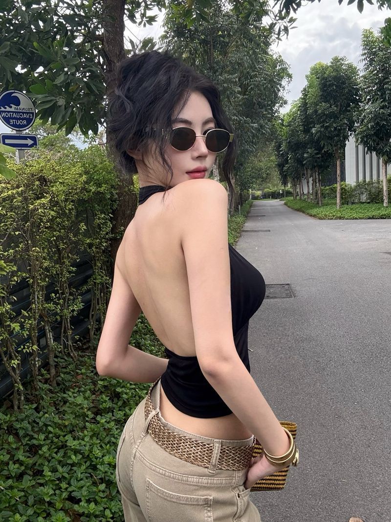 Women Solid Halter Neck Fitted Crop Top