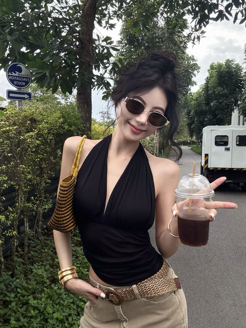 Women Solid Halter Neck Fitted Crop Top