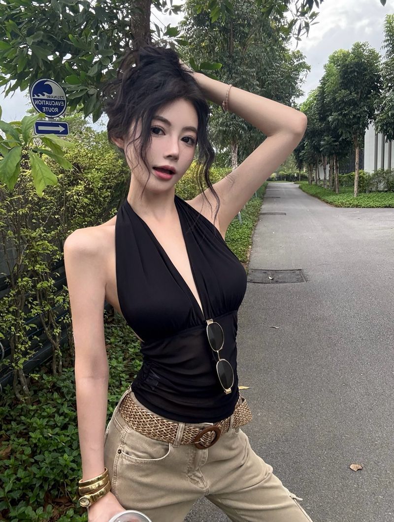 Women Solid Halter Neck Fitted Crop Top