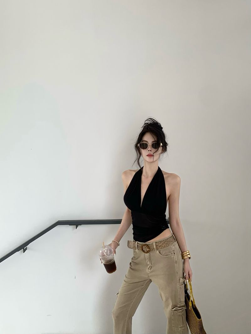 Women Solid Halter Neck Fitted Crop Top