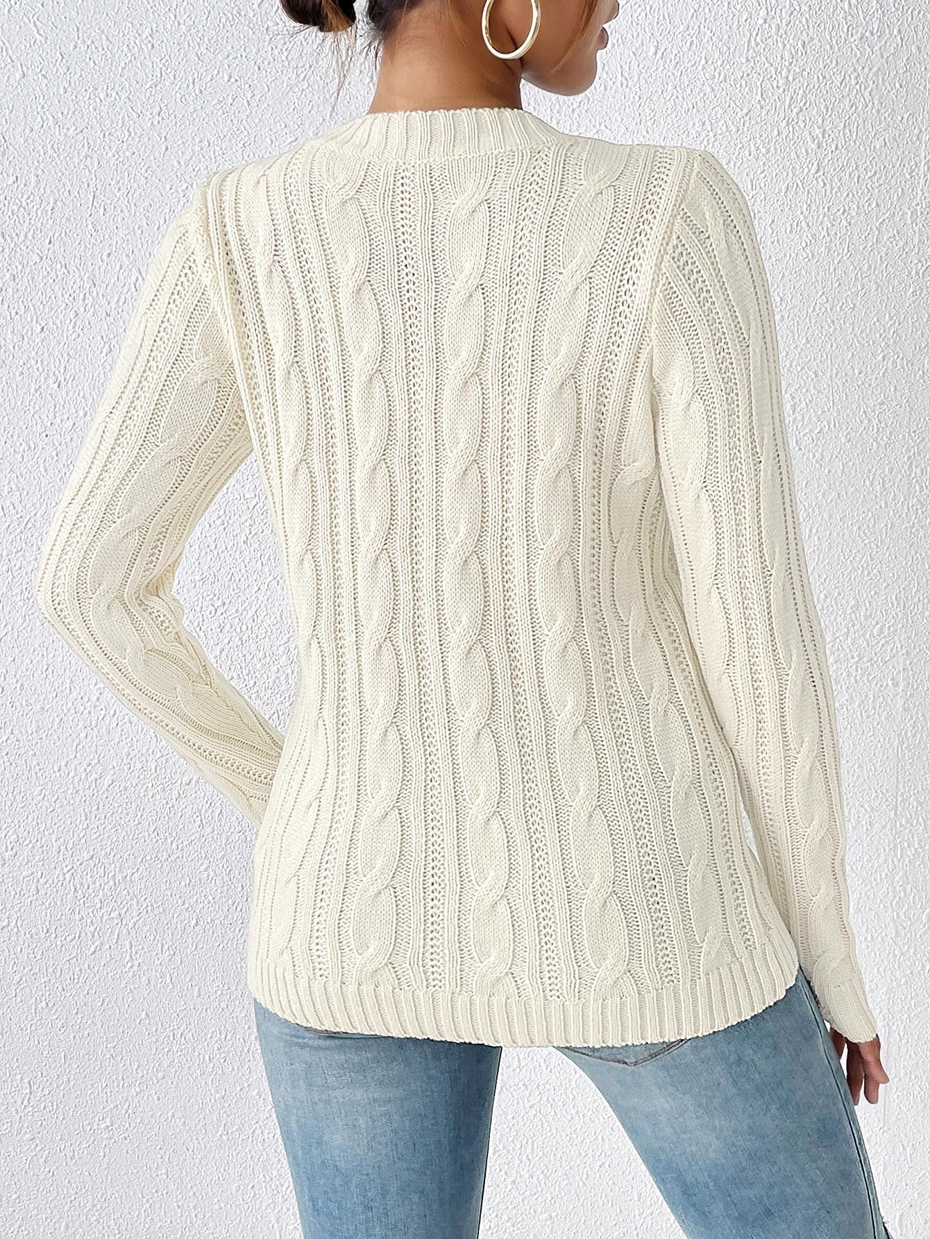 Women Round Neck Long Sleeves Cable Knit Pullover with Applique Detail