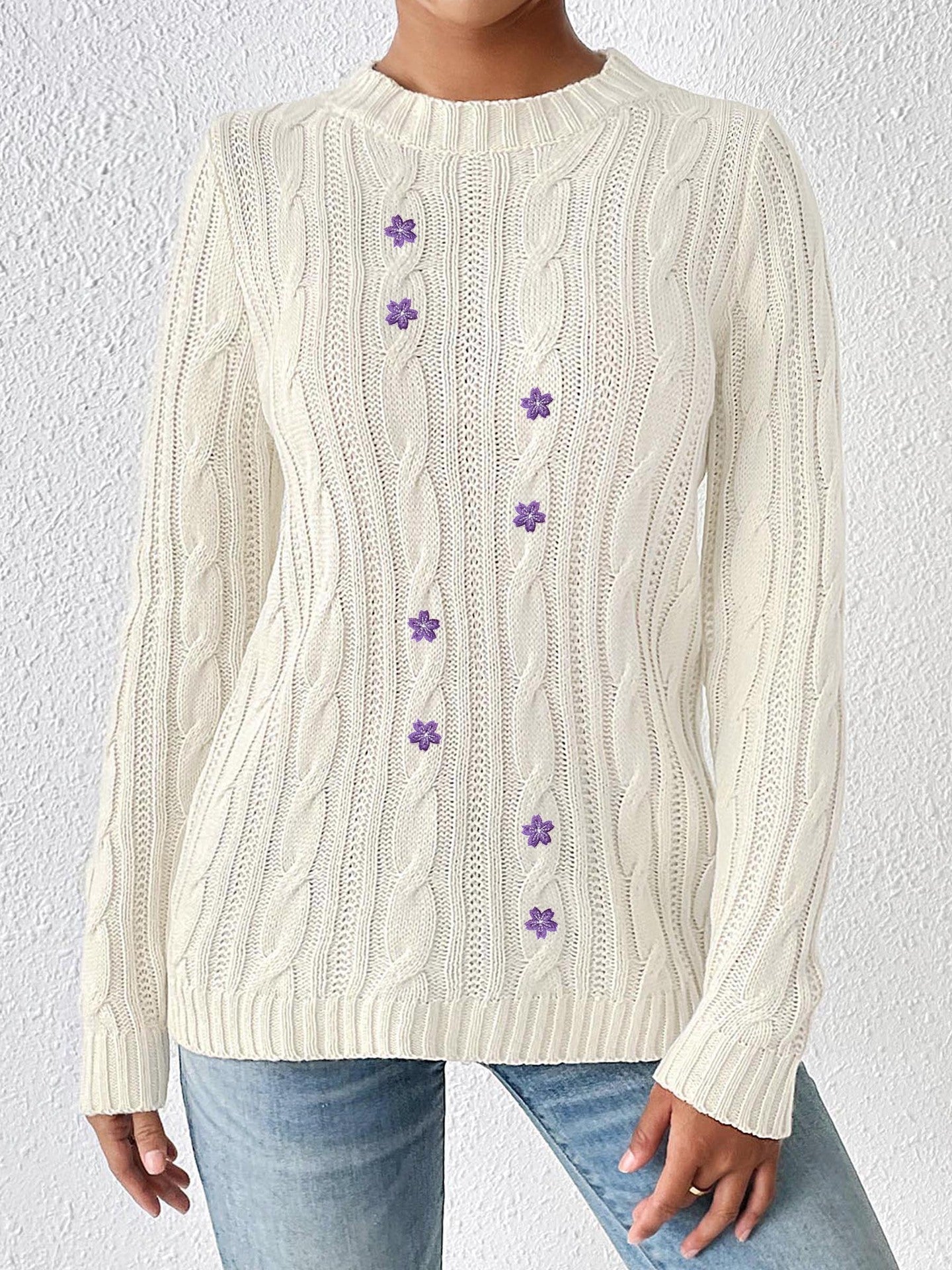 Women Round Neck Long Sleeves Cable Knit Pullover with Applique Detail