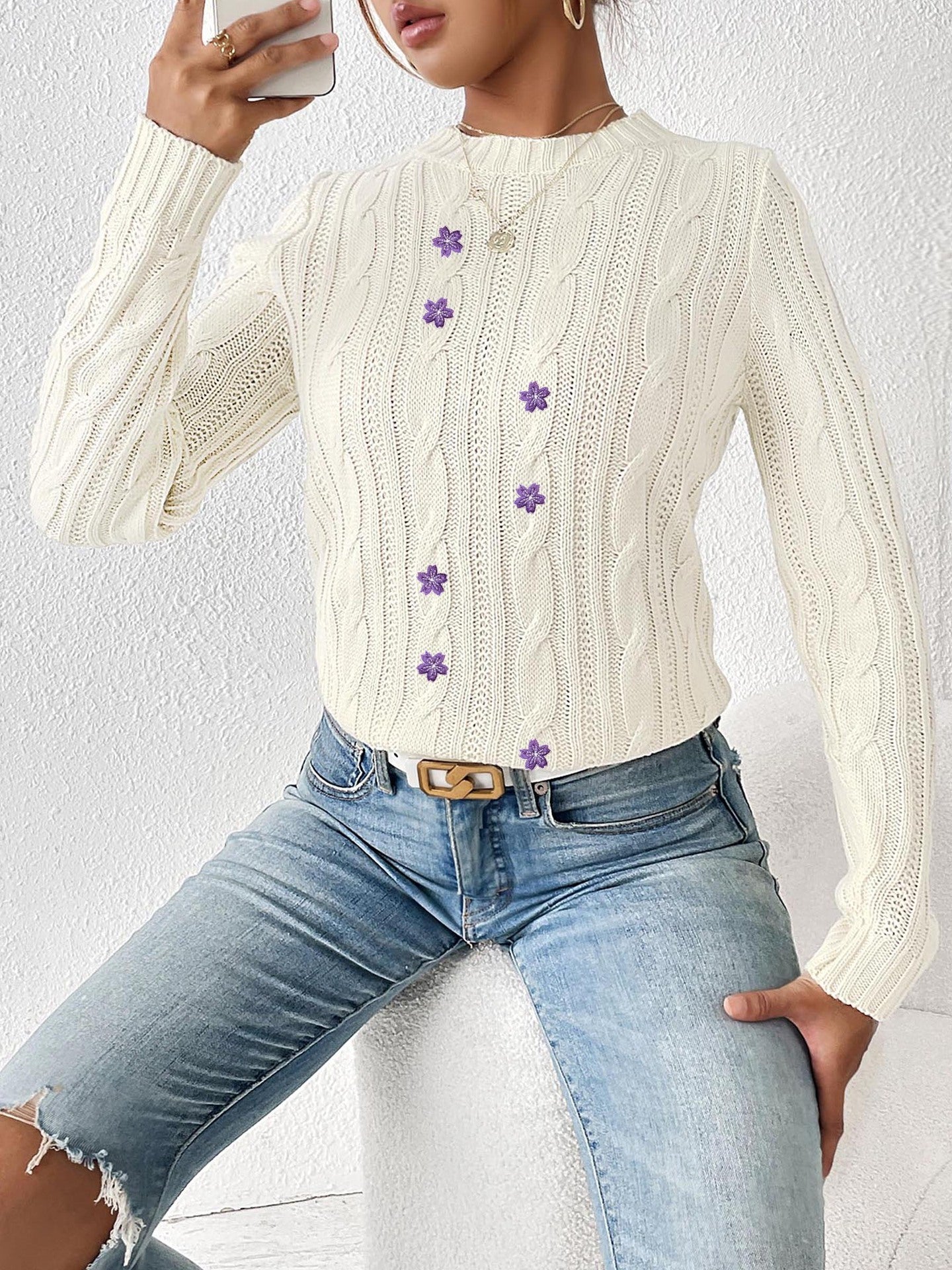Women Round Neck Long Sleeves Cable Knit Pullover with Applique Detail