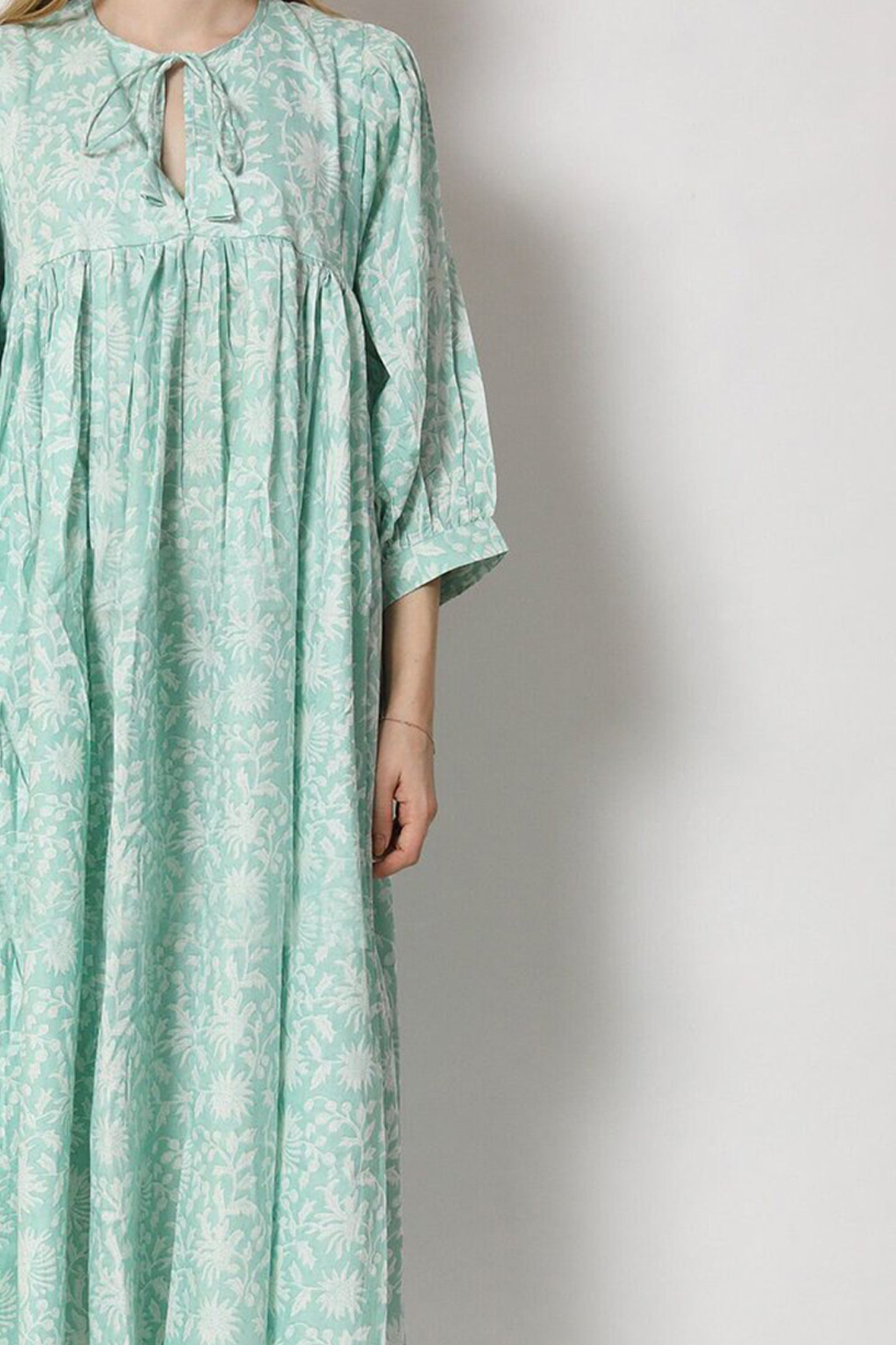 Floral Print Keyhole Neck Midi Dress