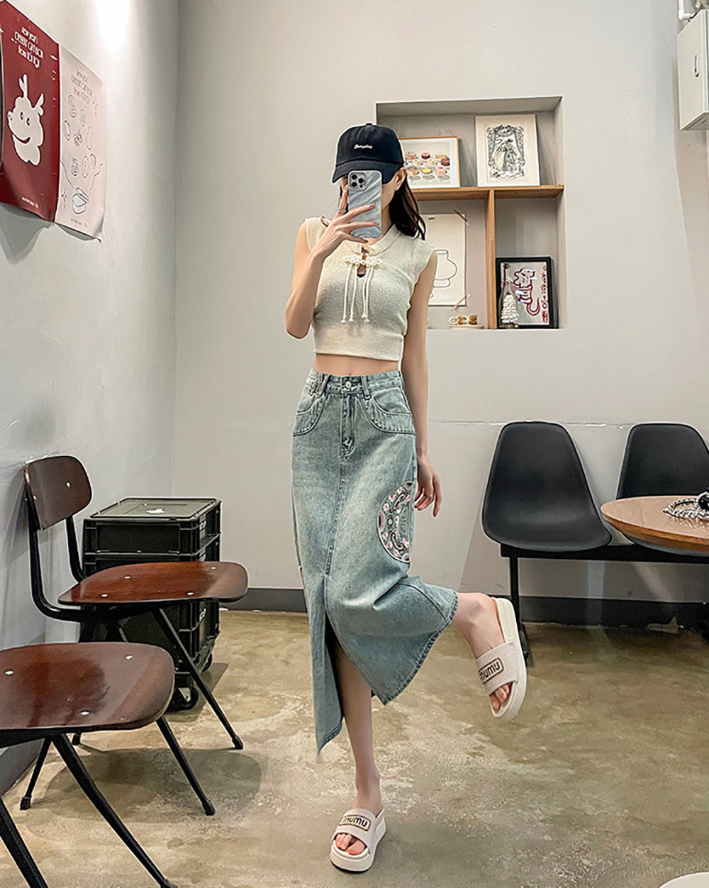 Women Straight Fit Slash Knee Printed Jeans