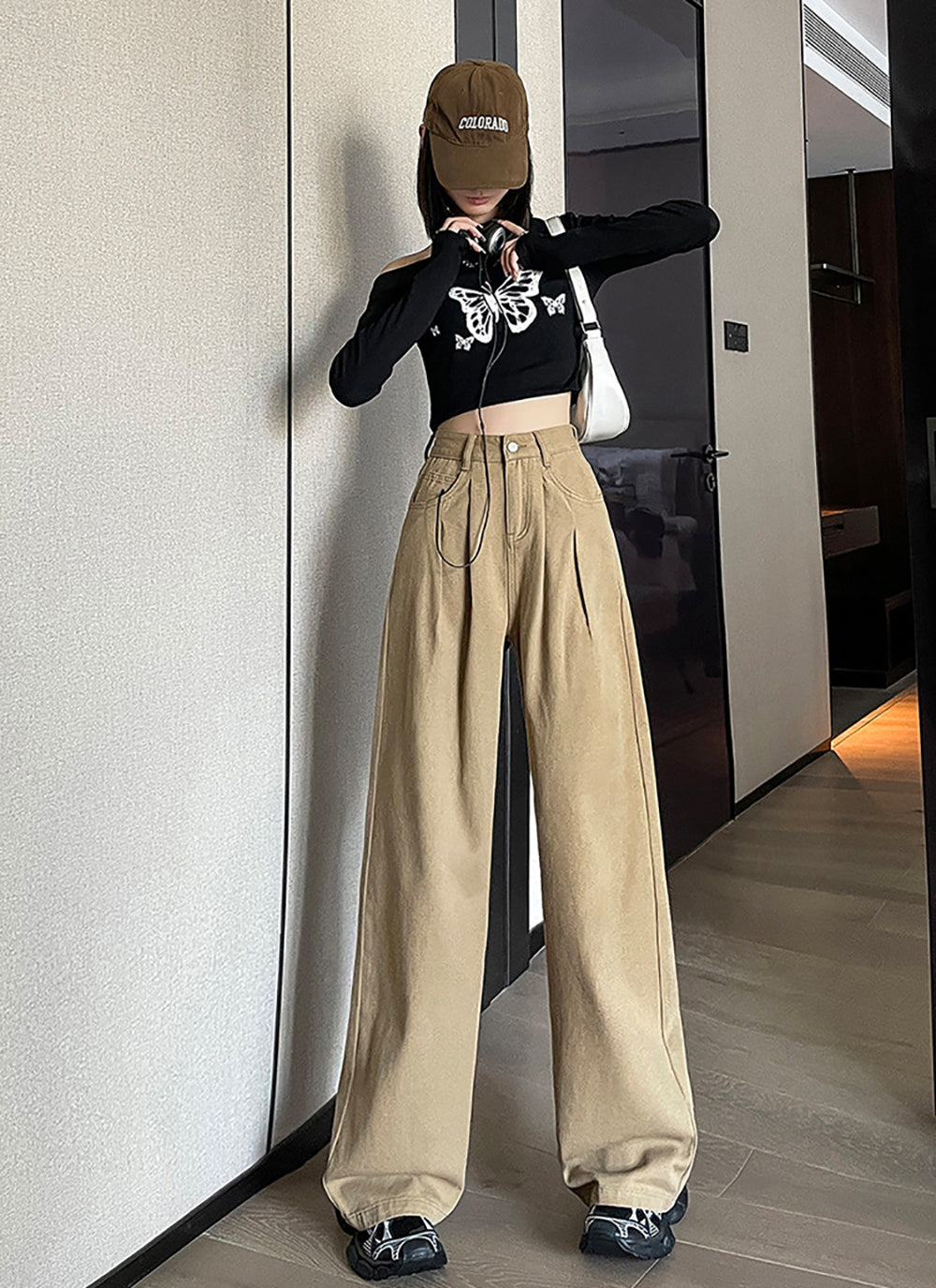 Women Mid-Rise Relaxed Fit Light Fade Jeans