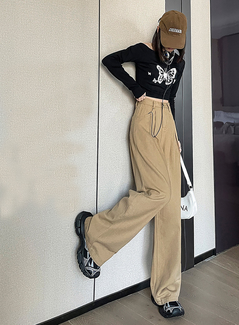 Women Mid-Rise Relaxed Fit Light Fade Jeans